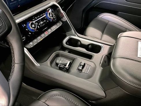 Used 2024 GMC Sierra 3500 Denali w/ Denali Reserve Package AWD/4WD image 17