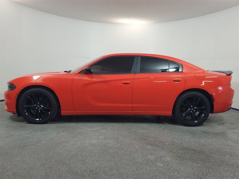 Used 2017 Dodge Charger SE w/ Blacktop Package image 4