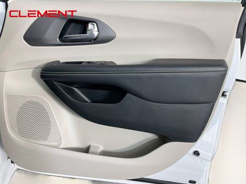 Used 2023 Chrysler Pacifica Touring-L FWD image 36