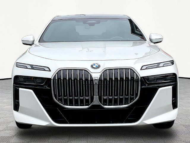 Used 2023 BMW 760i xDrive w/ Parking Assistance Package AWD/4WD image 2