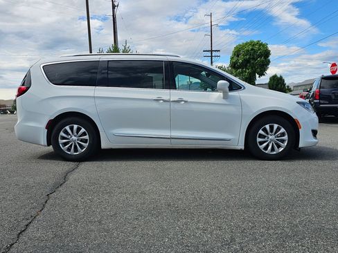 Used 2019 Chrysler Pacifica Touring-L FWD image 6