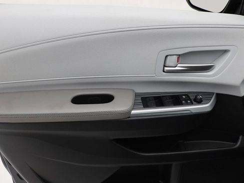 Used 2025 Toyota Sienna XLE FWD image 14