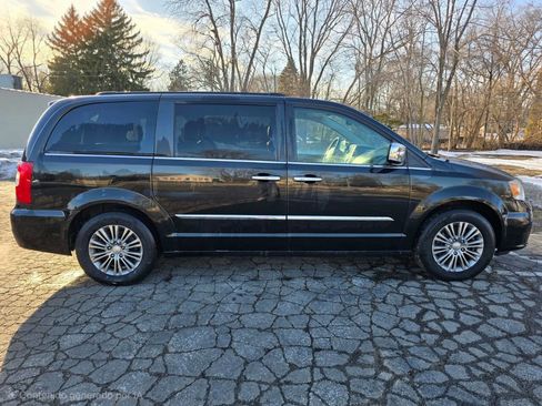Used 2014 Chrysler Town & Country Touring-L w/ Driver Convenience Group FWD image 3