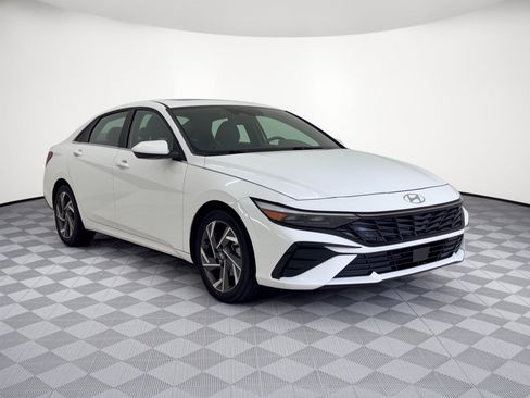 Used 2025 Hyundai Elantra SEL FWD image 7