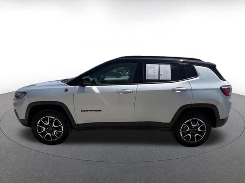Used 2025 Jeep Compass Trailhawk AWD/4WD image 9