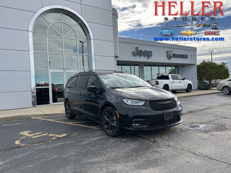 Used 2025 Chrysler Pacifica Limited FWD image 1