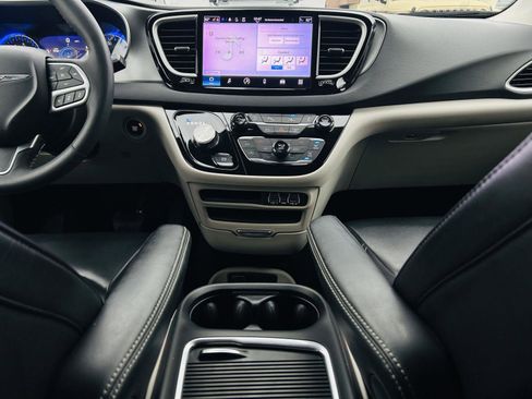 Used 2023 Chrysler Pacifica Touring-L image 25