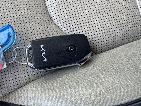 Used 2023 Kia Niro SX Touring image 26