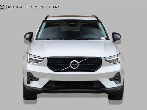 Used 2025 Volvo XC40 B5 Plus AWD/4WD image 5