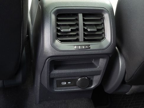 Used 2022 Volkswagen Tiguan SE w/ Panoramic Sunroof Package FWD image 18