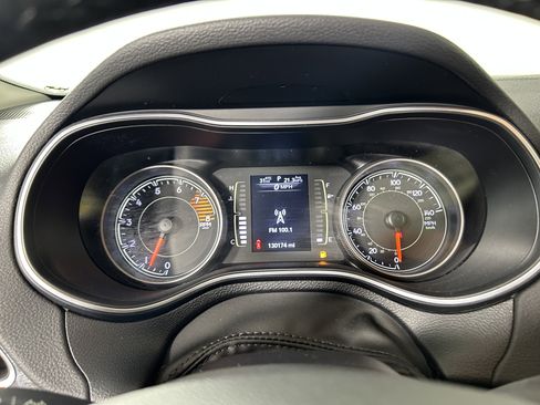 Used 2019 Jeep Cherokee Latitude Plus AWD/4WD image 16