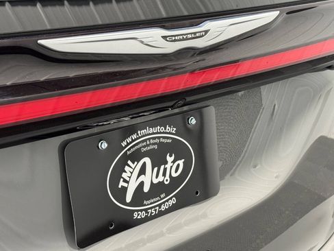 Used 2023 Chrysler Pacifica Touring-L FWD image 5