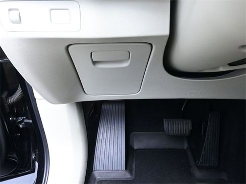 Used 2021 Volvo XC90 T5 Momentum w/ Climate Package image 16