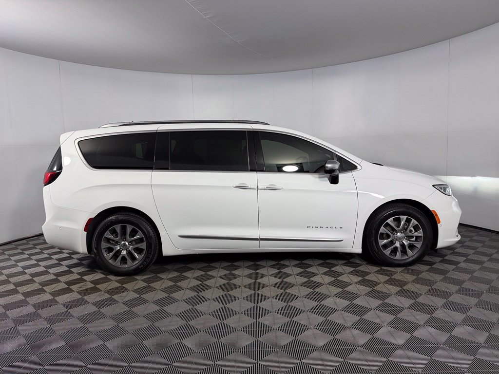 Used 2023 Chrysler Pacifica Pinnacle FWD image 7