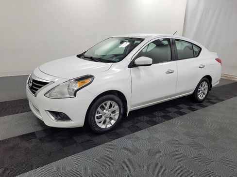 Used 2016 Nissan Versa SV w/ SV Appearance Package FWD image 2