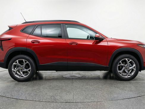 Used 2025 Chevrolet Trax LT w/ LT Convenience Package FWD image 11