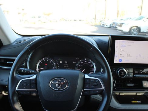 Used 2023 Toyota Highlander XLE image 32