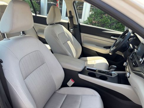 Used 2025 Nissan Altima 2.5 SV FWD image 36