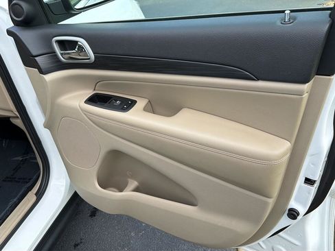 Used 2021 Jeep Grand Cherokee Laredo RWD image 14