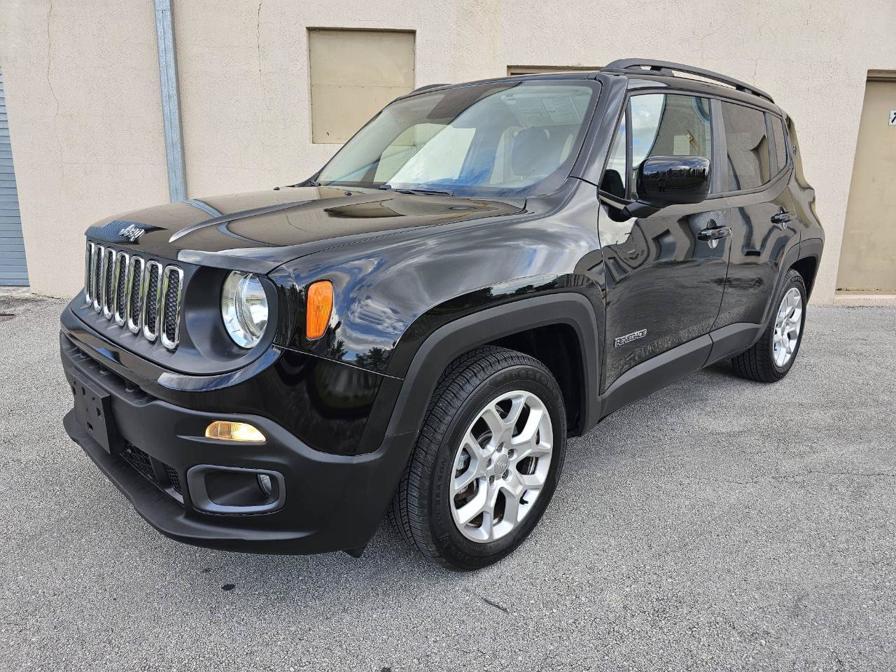 Used 2015 Jeep Renegade Latitude FWD image 2