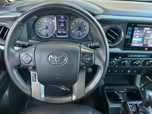Used 2016 Toyota Tacoma TRD Sport AWD/4WD image 31
