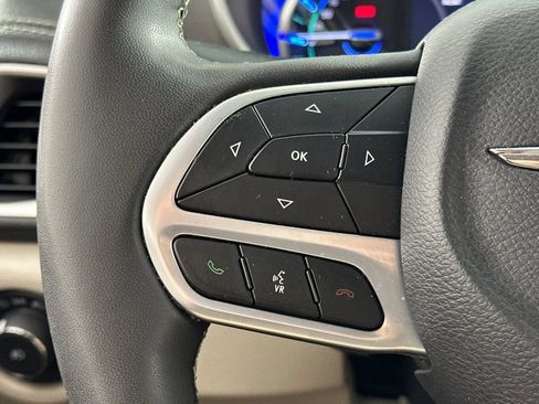 Used 2023 Chrysler Pacifica Touring-L FWD image 28