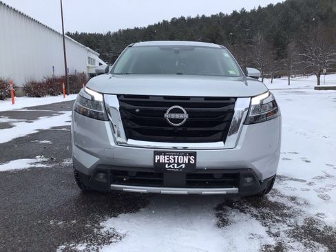 Used 2022 Nissan Pathfinder SL image 2
