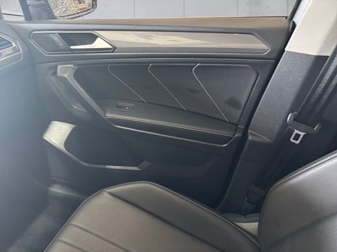Used 2022 Volkswagen Tiguan SE w/ Panoramic Sunroof Package image 16