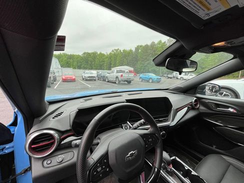 Used 2024 Chevrolet Trax RS w/ Sunroof Package FWD image 9