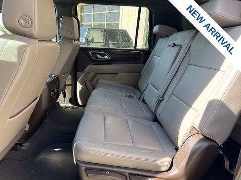 Used 2023 Chevrolet Suburban LT w/ Luxury Package image 15