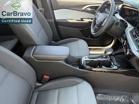 Certified 2025 Chevrolet Trax LT w/ Sunroof Package FWD image 11