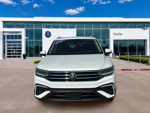 Used 2023 Volkswagen Tiguan SE FWD image 2