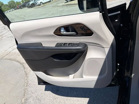 Used 2023 Chrysler Pacifica Limited FWD image 35