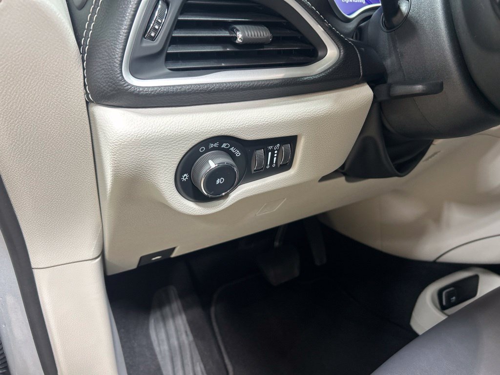 Used 2024 Chrysler Pacifica Limited FWD image 27