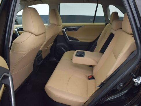 Used 2022 Toyota RAV4 LE AWD/4WD image 12