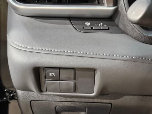 Used 2021 Toyota Highlander L FWD image 25