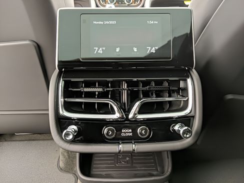 Used 2023 Bentley Bentayga Extended Wheelbase AWD/4WD image 36