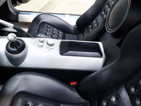 Used 2005 Ford GT RWD image 24