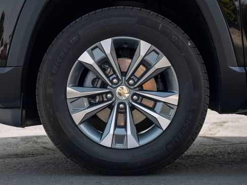 Used 2025 Chevrolet Equinox LT AWD/4WD image 13