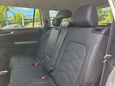 Used 2025 Volkswagen Atlas SE FWD image 10