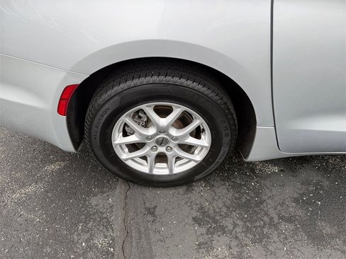 Used 2023 Chrysler Pacifica Touring-L image 29