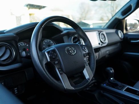Used 2021 Toyota Tacoma TRD Off-Road image 6