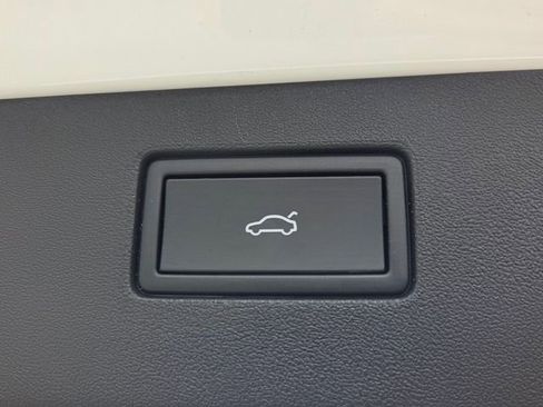 Used 2025 Volkswagen Tiguan SE image 13