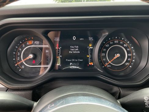 Used 2025 Jeep Wrangler Unlimited Sahara AWD/4WD image 32
