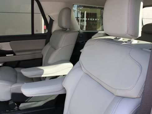 Used 2025 Ford Expedition Active AWD/4WD image 9