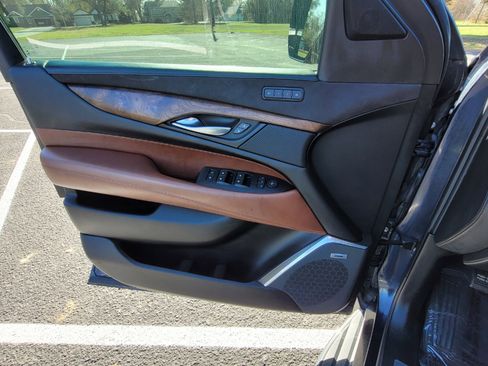 Used 2019 Cadillac Escalade ESV Luxury image 11