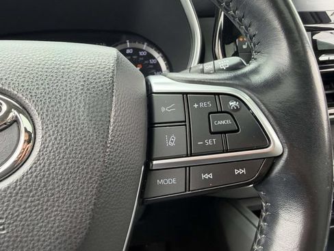 Used 2021 Toyota Highlander XLE AWD/4WD image 30