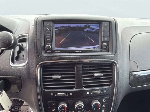 Used 2019 Dodge Grand Caravan SE w/ UConnect Hands-Free Group FWD image 12