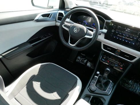 Certified 2025 Volkswagen Taos SE w/ Panoramic Sunroof Package AWD/4WD image 9
