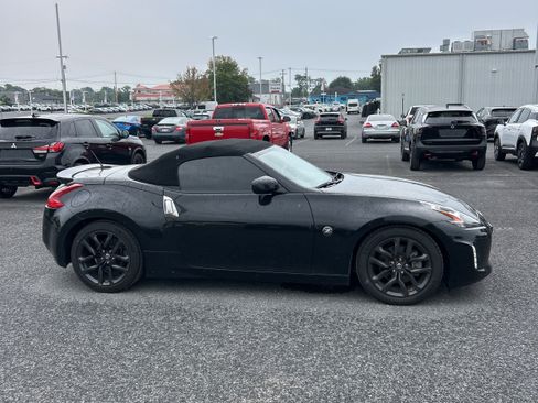 Used 2019 Nissan 370Z Touring RWD image 12